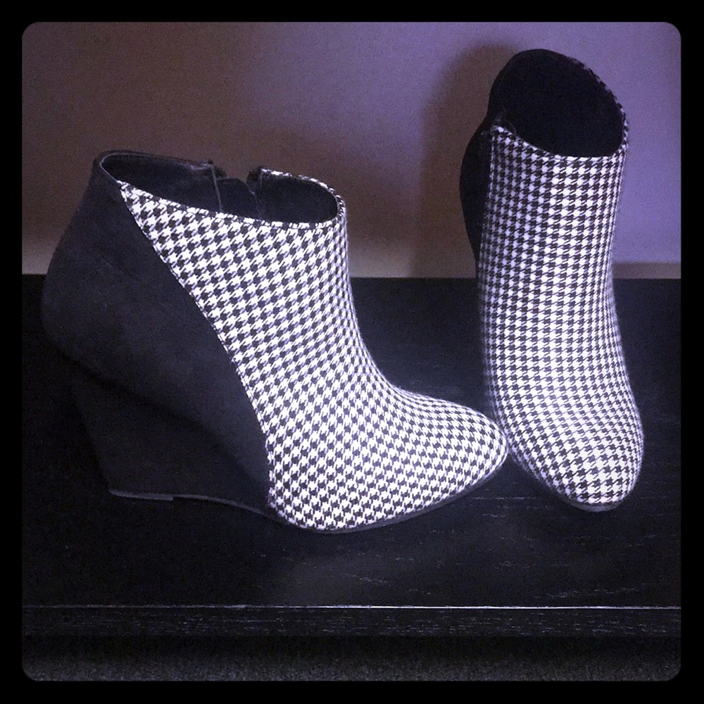 Black and White Checkered Wedges